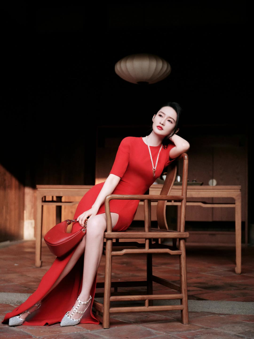 谁能不爱!李沁黑白配造型酷感十足