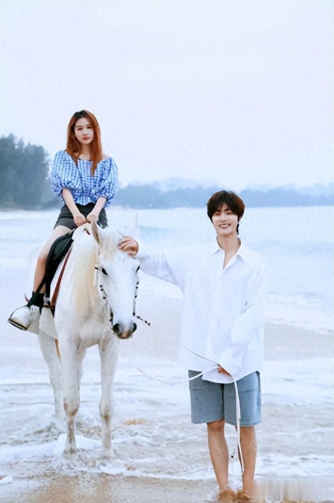 明星陆虎送亲妹出嫁，土路铺红地毯酒席简陋，妻子头发不梳穿睡衣