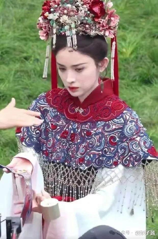 娜扎余茵片场贴贴杀疯了!最萌身高差甜到齁,于正狂赞:她值得我无限搭!