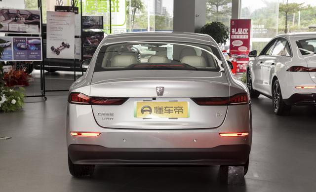 荣威D7DMH，搭载15L插混，综合续航1400km
