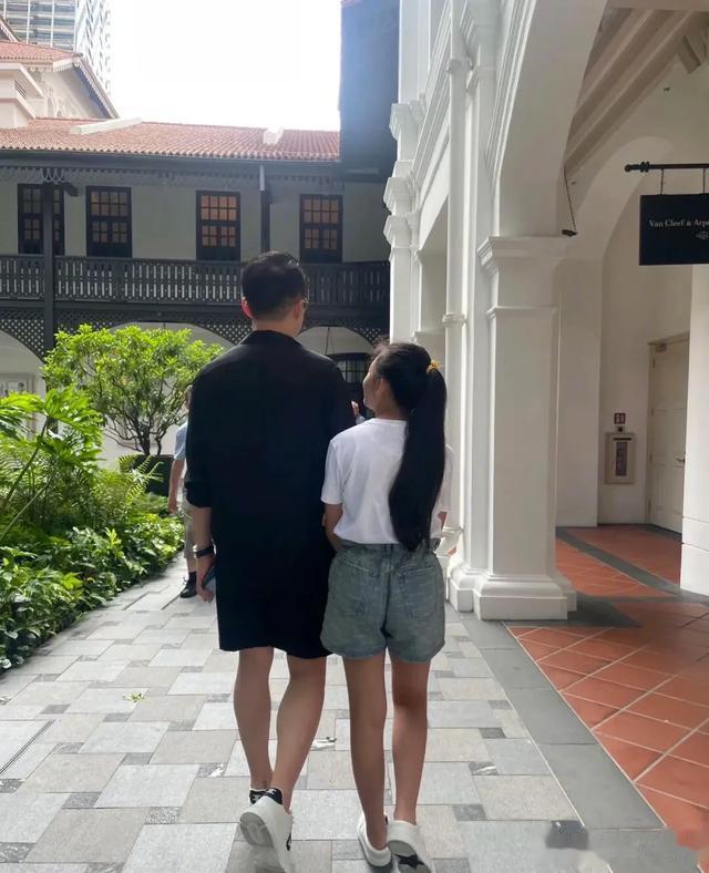 小玥儿长的越来越像大S杉菜时期了