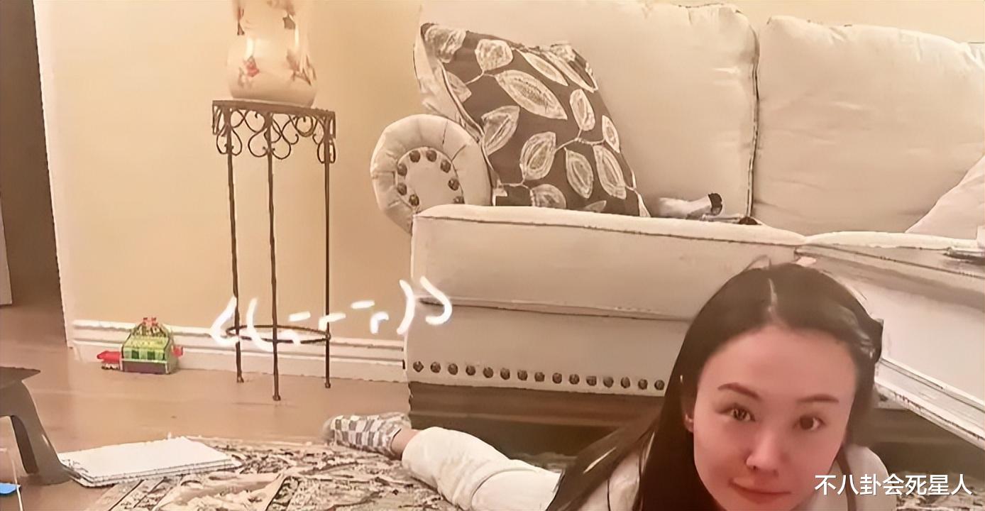 郑爽近照曝光星味全无，家中装修豪华惊现儿童玩具，日子并不可怜