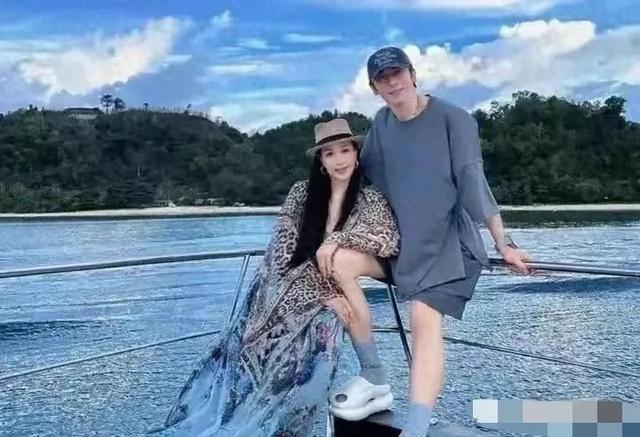 54岁钟丽缇晒旅行美照,绝了竟然和小13岁老公张伦硕毫无年龄差