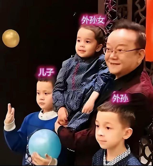 76岁王刚白发苍苍,妻子却风韵犹存!儿子和外孙竟成高中同学!