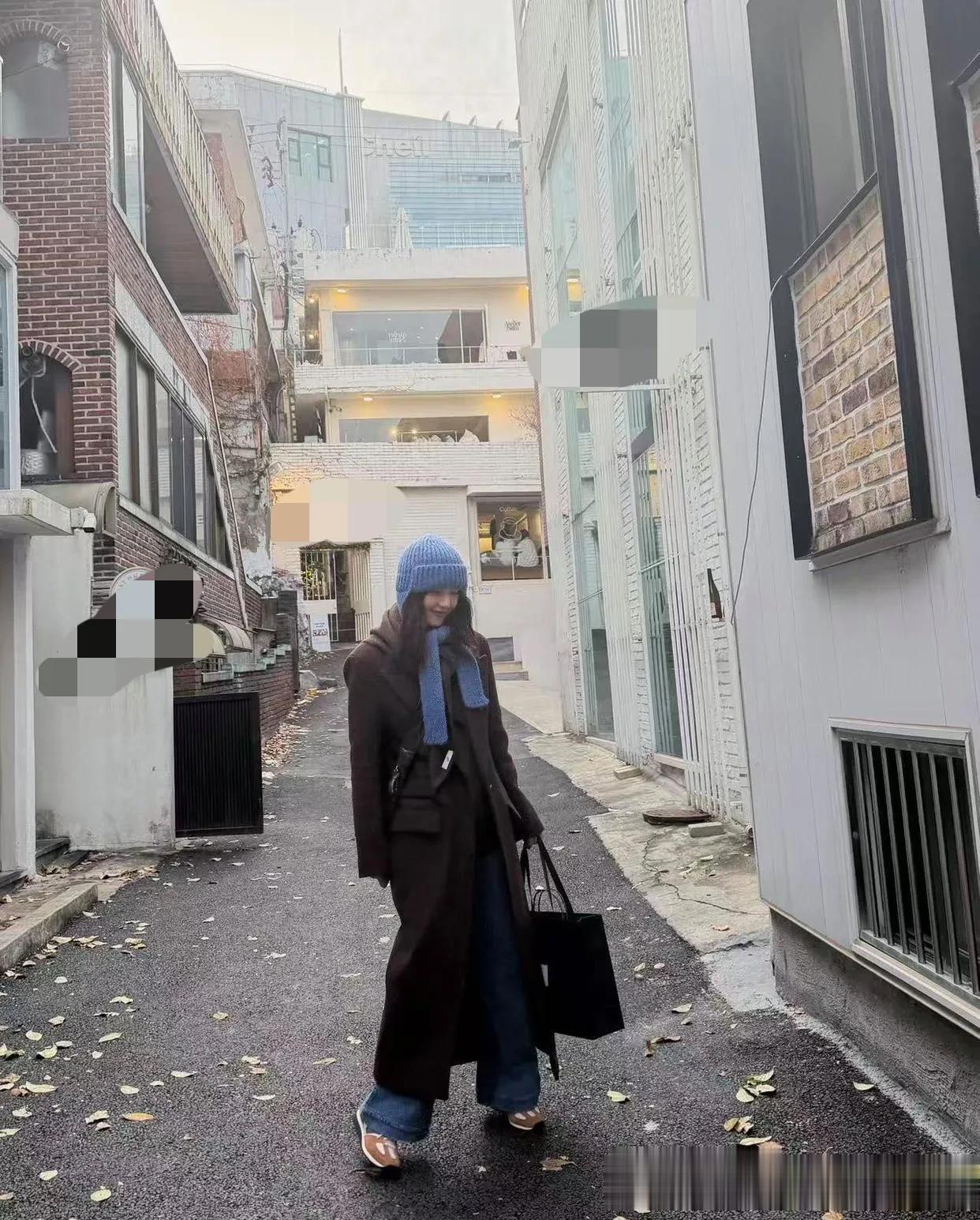 高圆圆私服穿搭真时髦！穿大衣+牛仔裤+针织帽，减龄又高级！