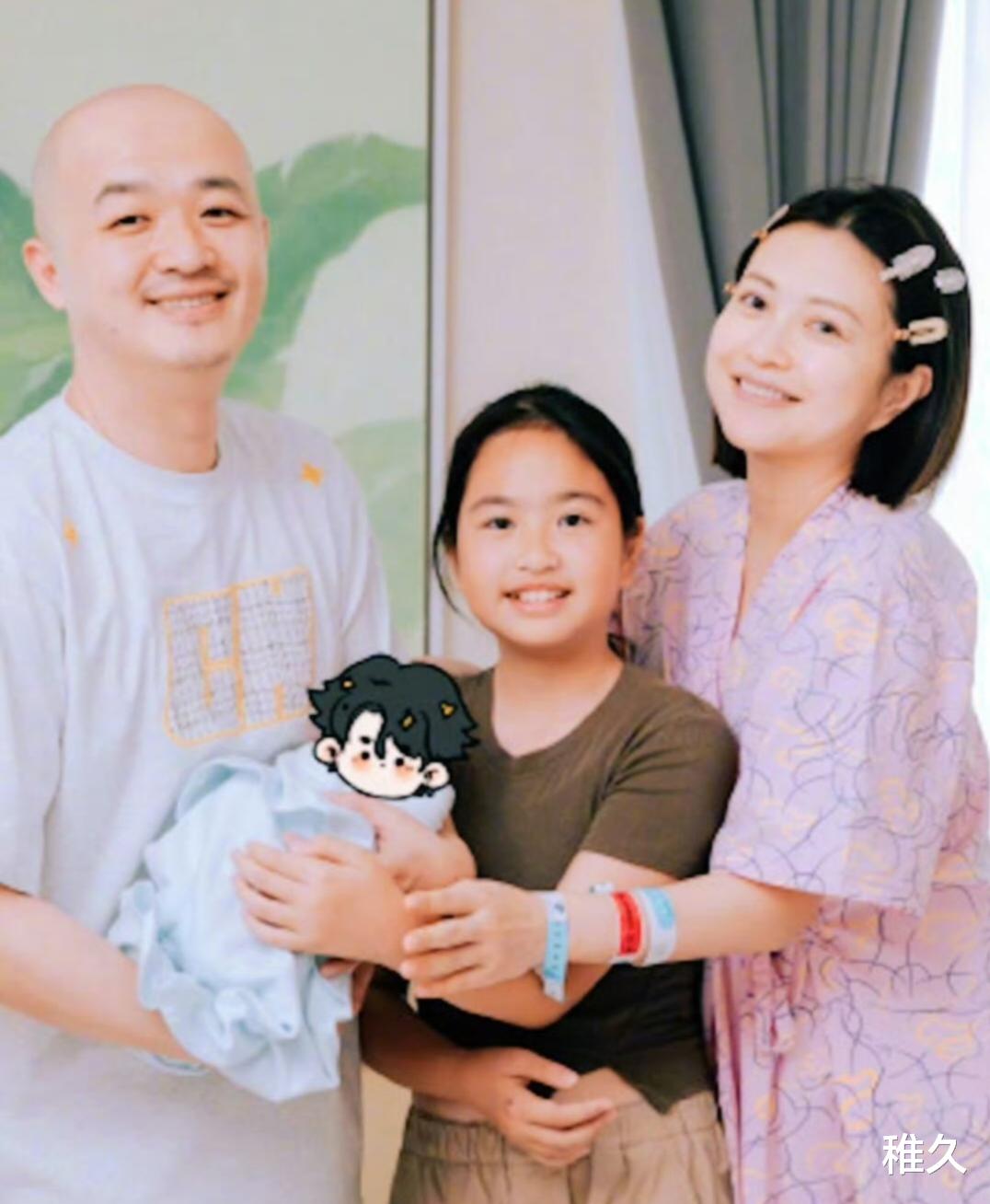 包贝尔包文婧儿子满月，一家四口笑容满溢，幸福满满！