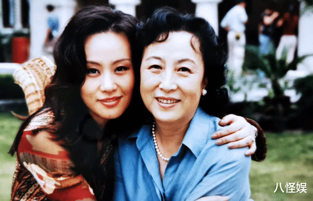 邬君梅家庭聚餐,84岁朱曼芳老的快认不出来,母女喝啤酒感情真好