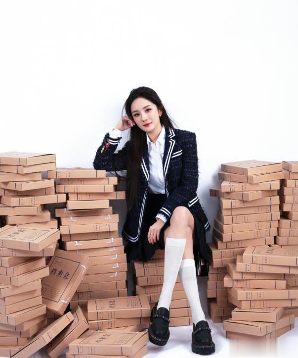 杨幂王者荣耀表演赛造型封神，被全网喊“校花学姐”