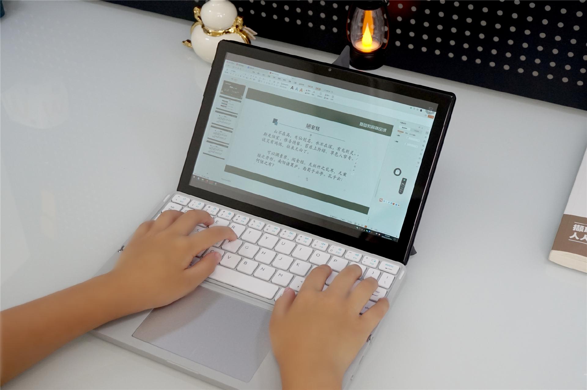 谁懂YIFR便携式两折键盘在外出时带来的救赎感?远程办公的好搭子