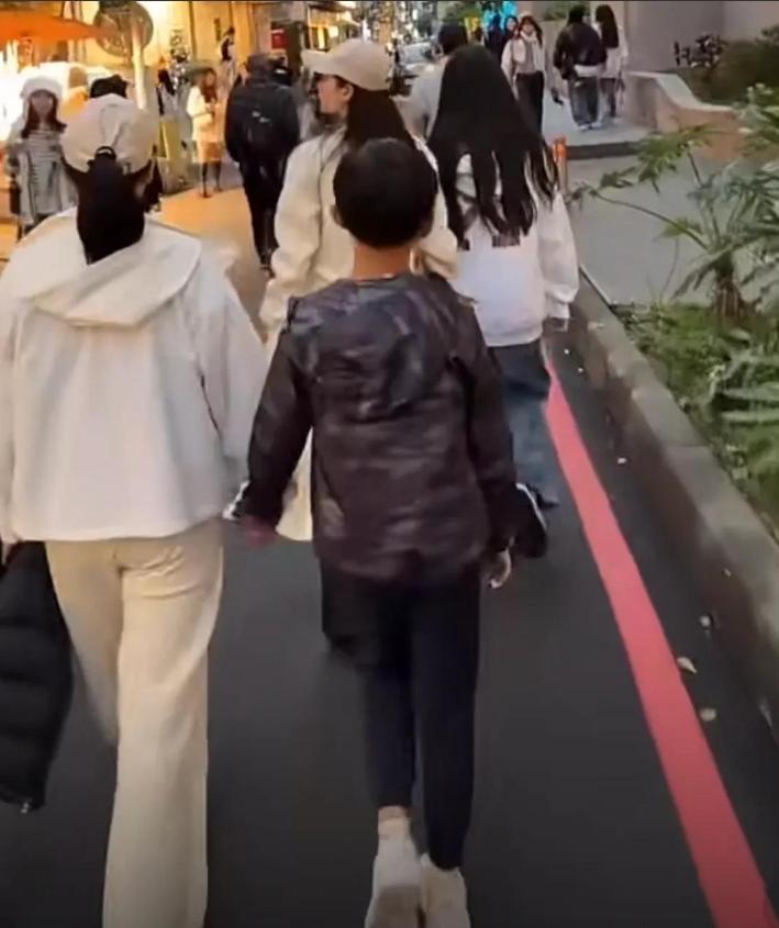 汪小菲一家元旦吃夜市逛街!12岁玥儿黏爸爸,和马筱梅牵手似闺蜜