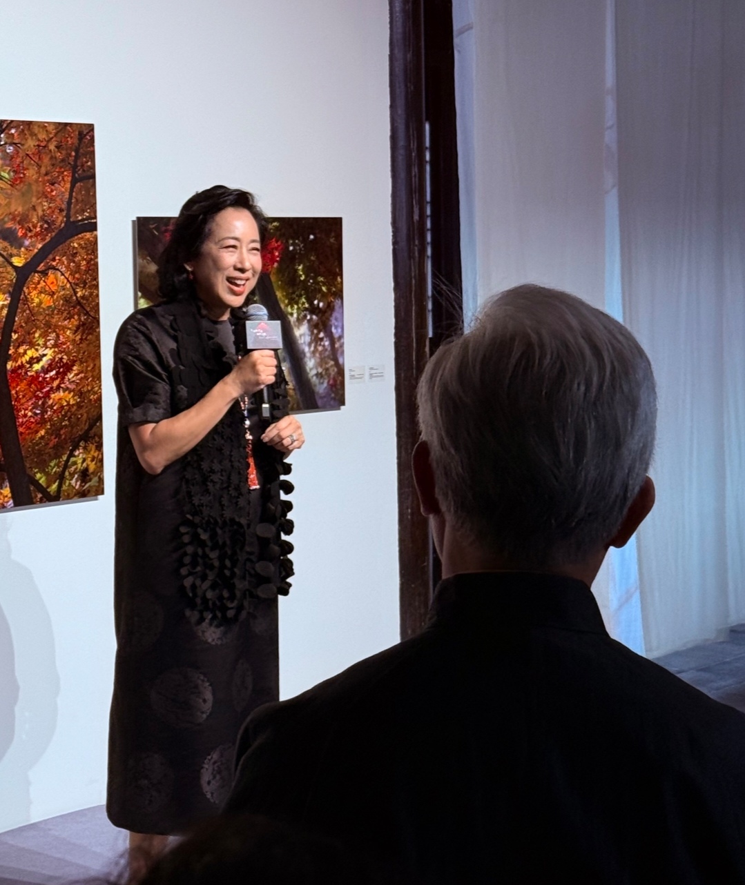 霍启山与继父罗康瑞合照曝光，笑容灿烂很帅气，罗康瑞站C位