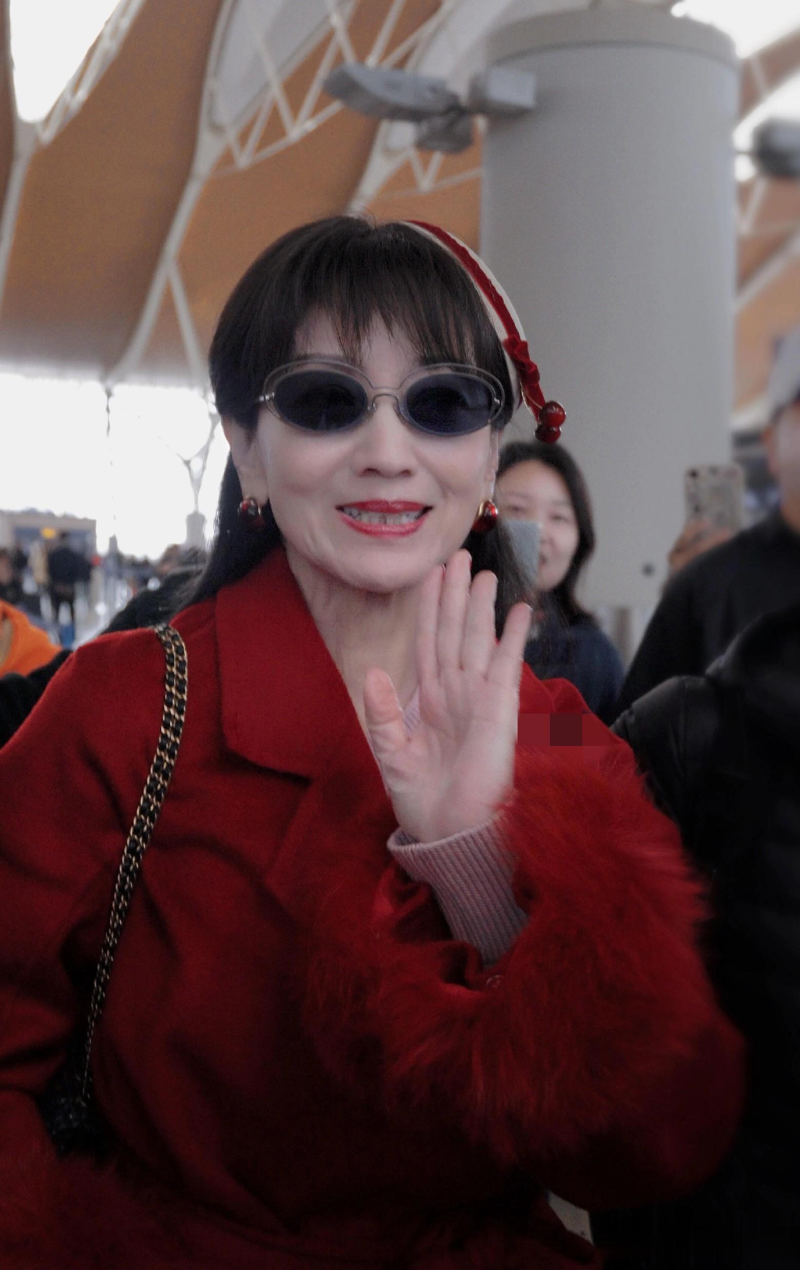 赵雅芝上海出发机场路透，穿红色长款大衣戴贝雷帽，喜庆又洋气