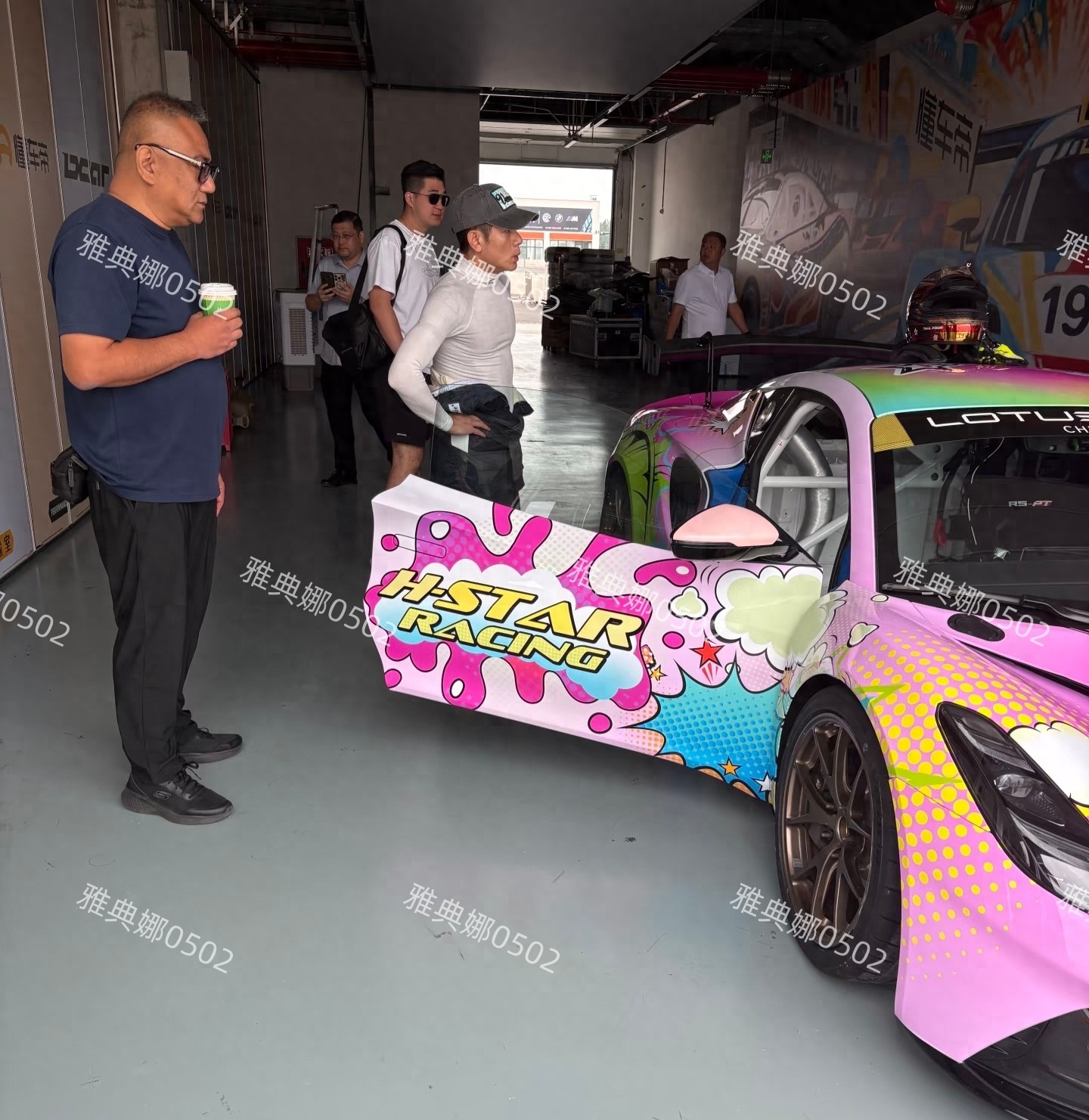 郭富城站在80多厘米高的低趴赛车前依然很娇小，身高1米65都勉强