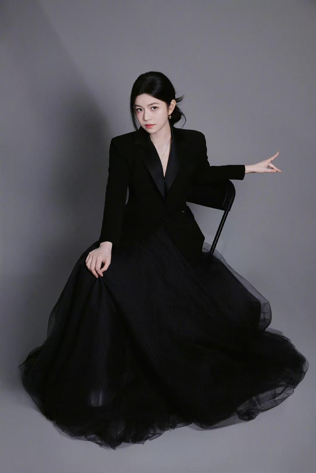 陈烟希姐穿黑色就很优雅 ???