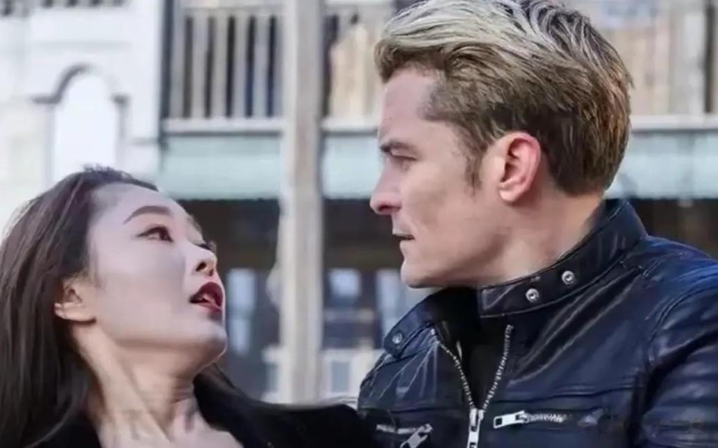 宋轶被老外公主宠爱成火圈,这紧身牛仔裤下的身材比例太逗人