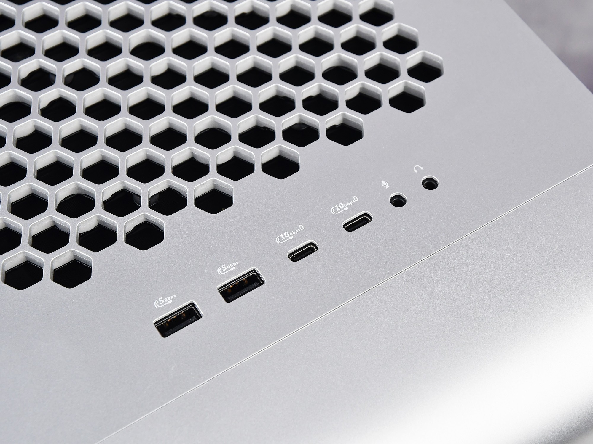 經典系列重啟延續極致體驗 外星人Area-51搭配AW2725D玩游戲是怎