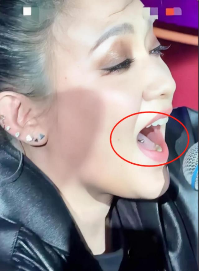 大S去世四个月范晓萱大变样，身材臃肿，打舌钉纹纹身，星相全无