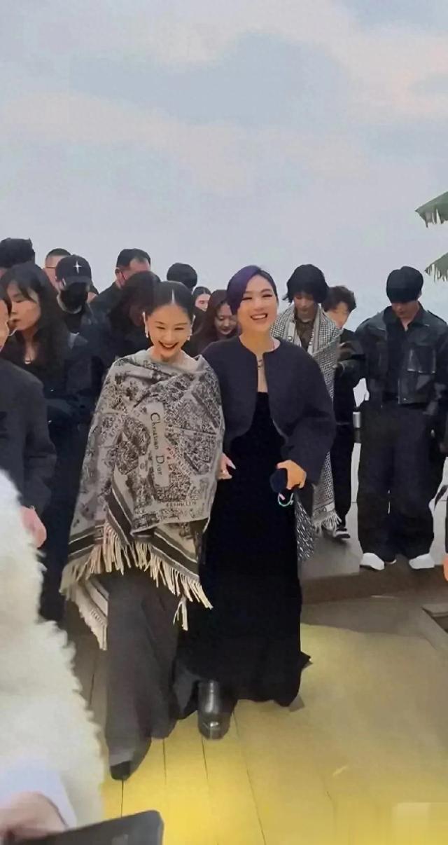 王子文披着迪奥围巾像裹着床单 虽五官漂亮 但个头矮小撑不住这气场