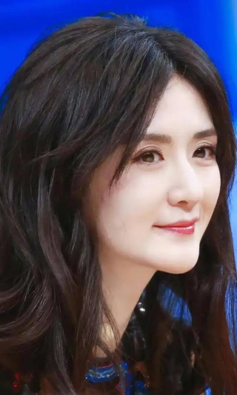 这一次，被央视力邀主持中秋晚会的谢娜，“面相”真的变了！