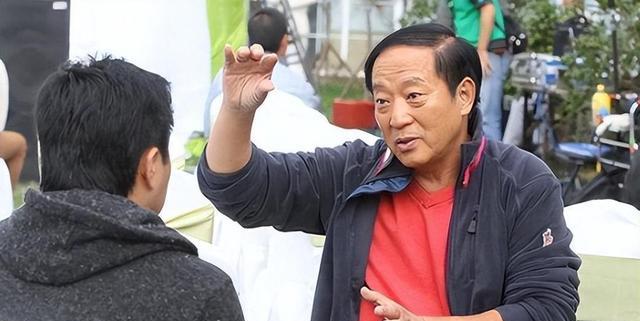 牛群：抛下冯巩后跟妻子也离婚了，如今76岁没积蓄，近况如何？