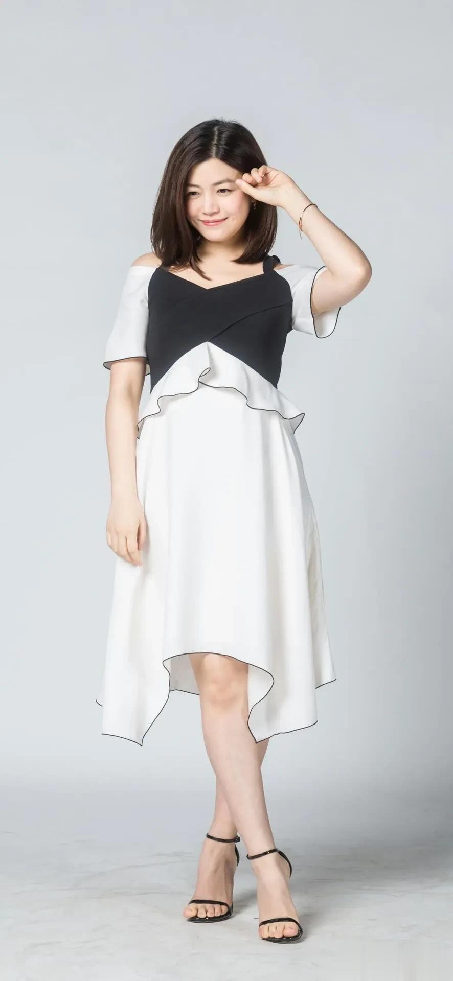 明星图片 \陈妍希，露肩黑白裙，优雅又俏皮