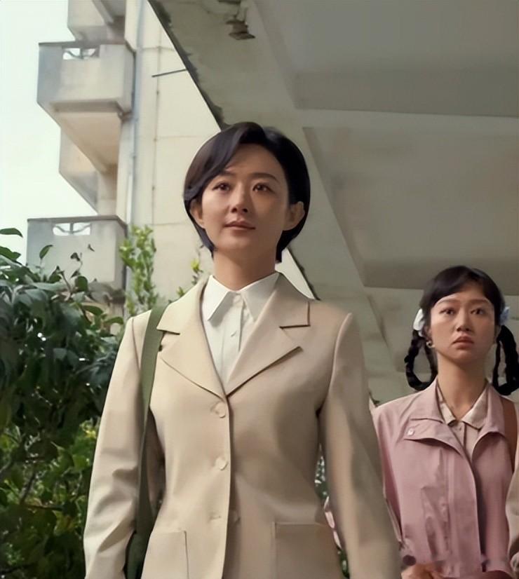 生图才是人间真实！赵丽颖脸肿露小肚腩，杨幂卷发被嘲像大妈头