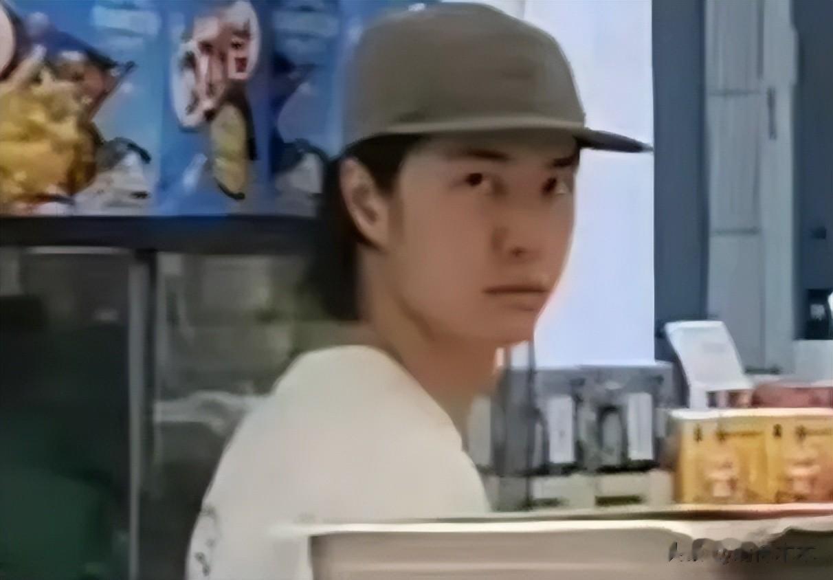 王一博海外行踪成谜,逛唐人街超市被偶遇,身边女生神似綦美合