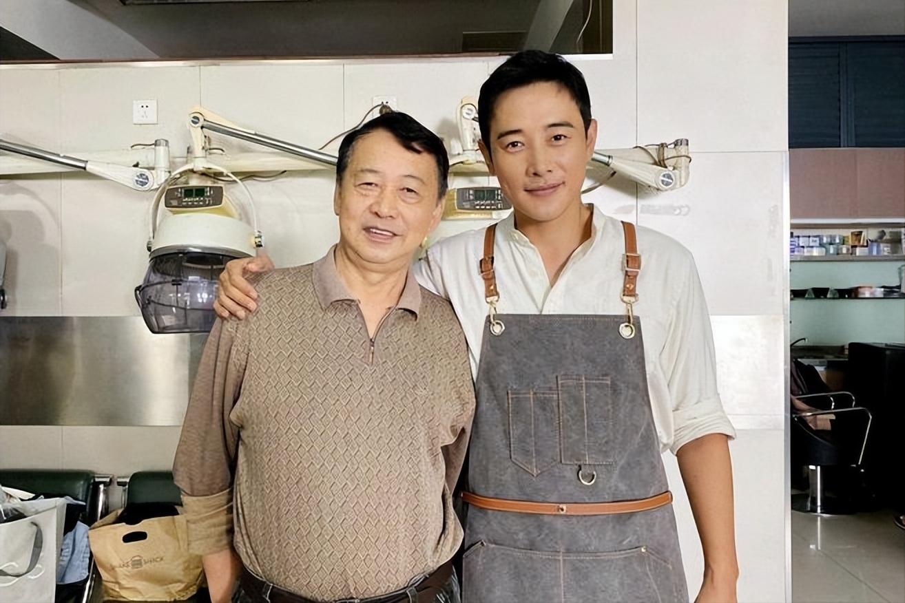 霸总变油腻男?45岁明道胡子拉碴、头秃顶,邋里邋遢现身罗父葬礼