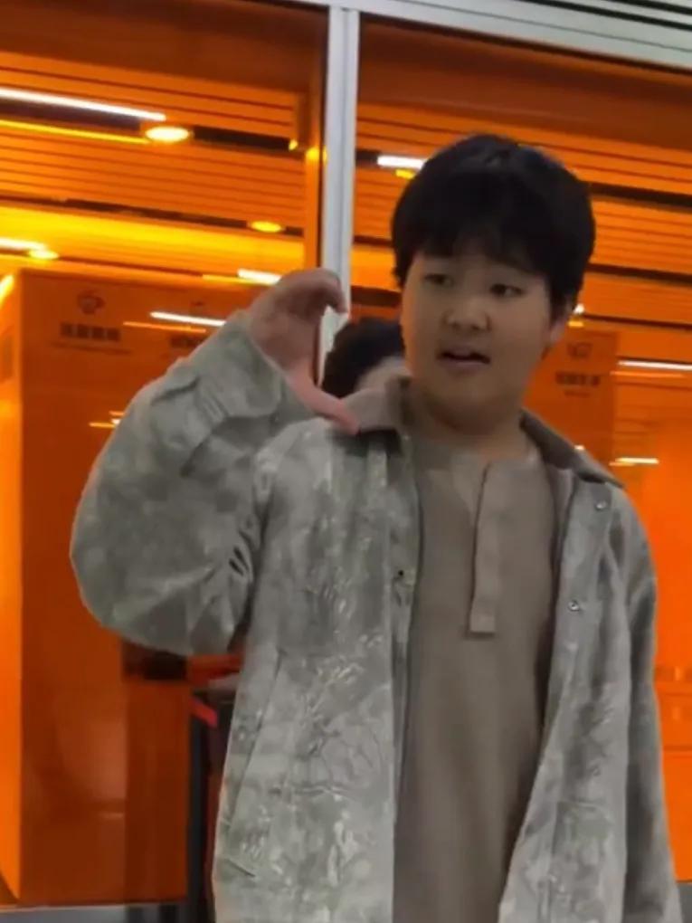 胡可沙溢接机俩儿子,安吉鱼儿英国读书放假回国,兄弟俩比爸爸高