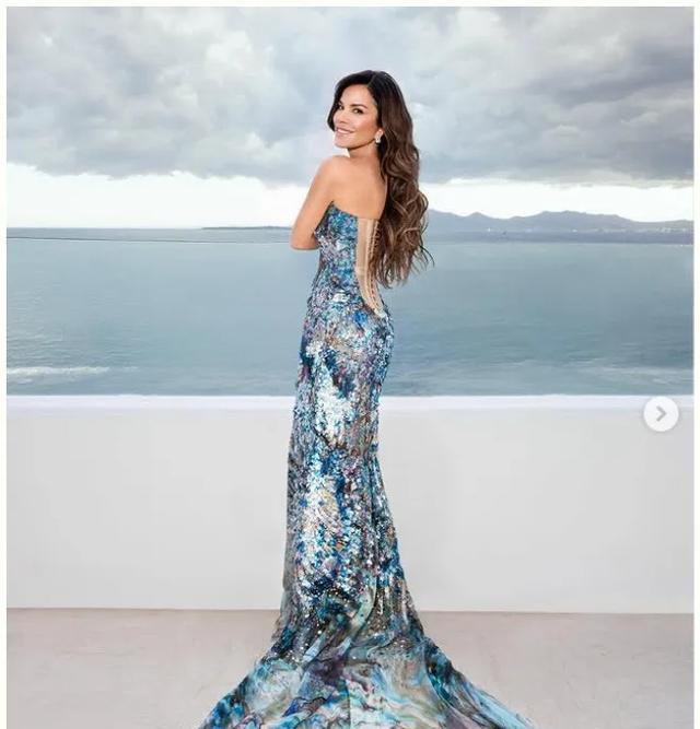 贝佐斯桑切斯抵达威尼斯!准新娘精神抖擞状态好,掌心曝光引热议