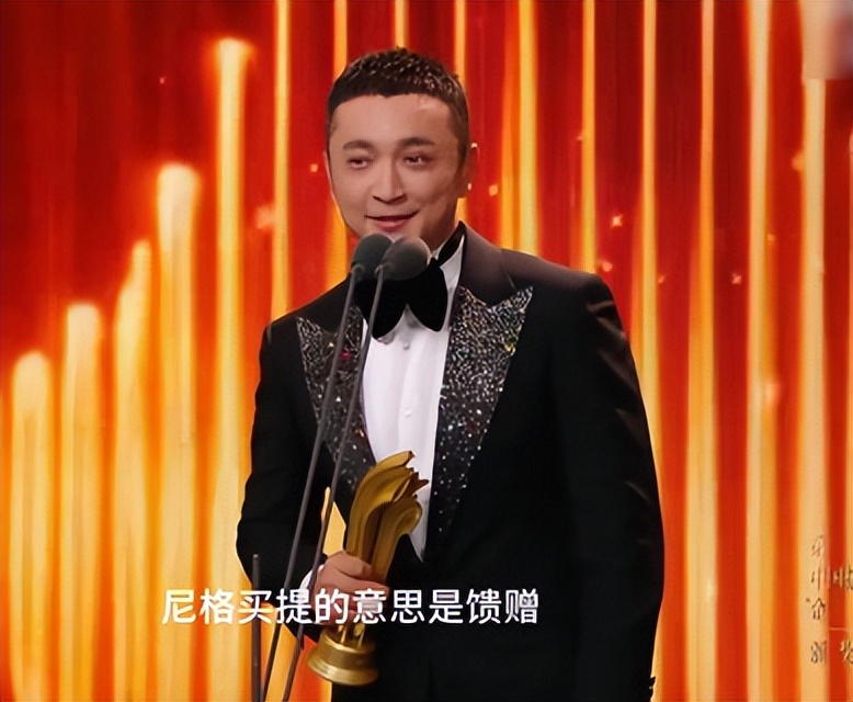 离春节不到俩月，尼格买提90秒获奖感言先火了，难怪主持11届春晚
