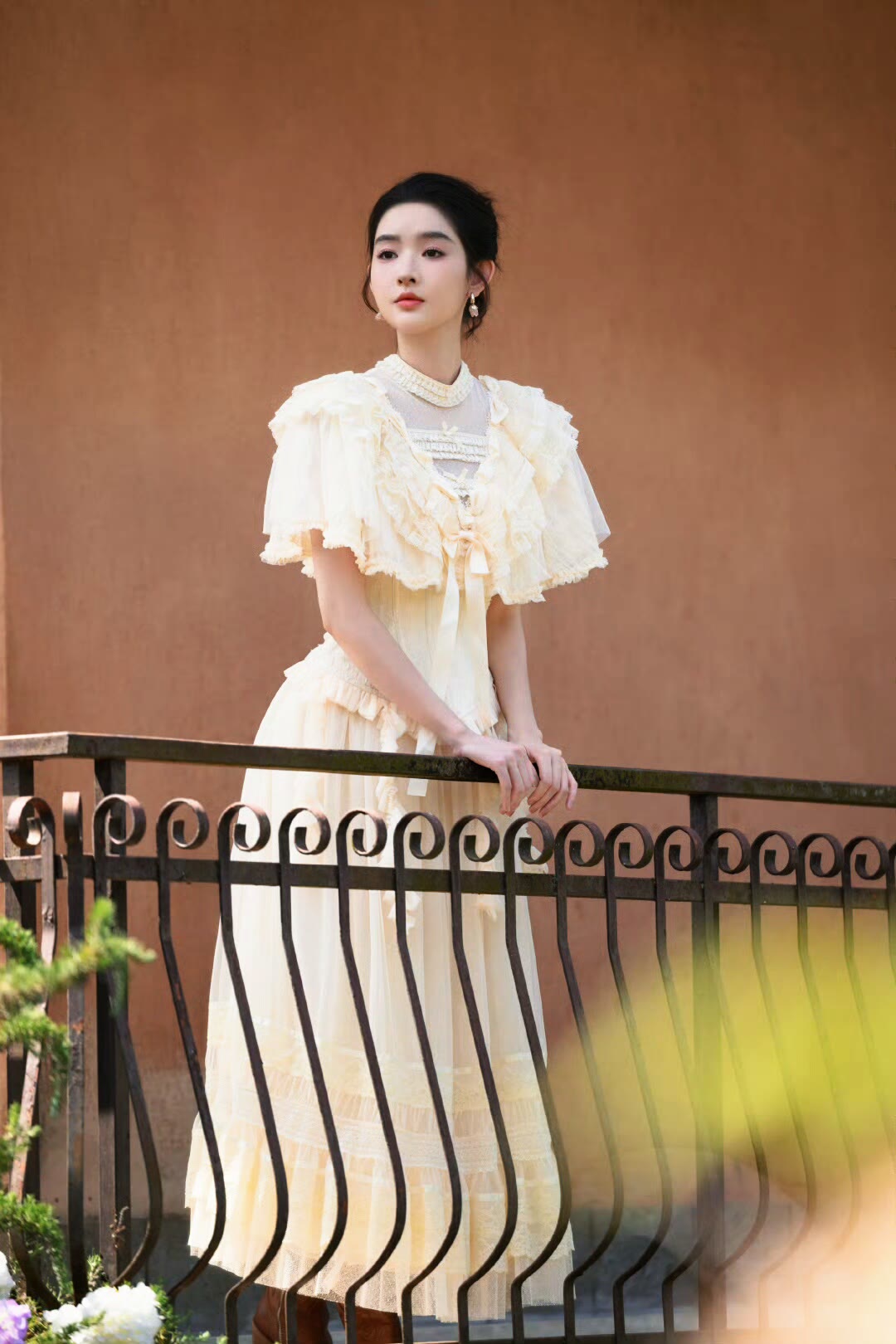 王玉雯被偶遇,白到发光筷子腰抢镜,网友:这是女明星的深夜食堂