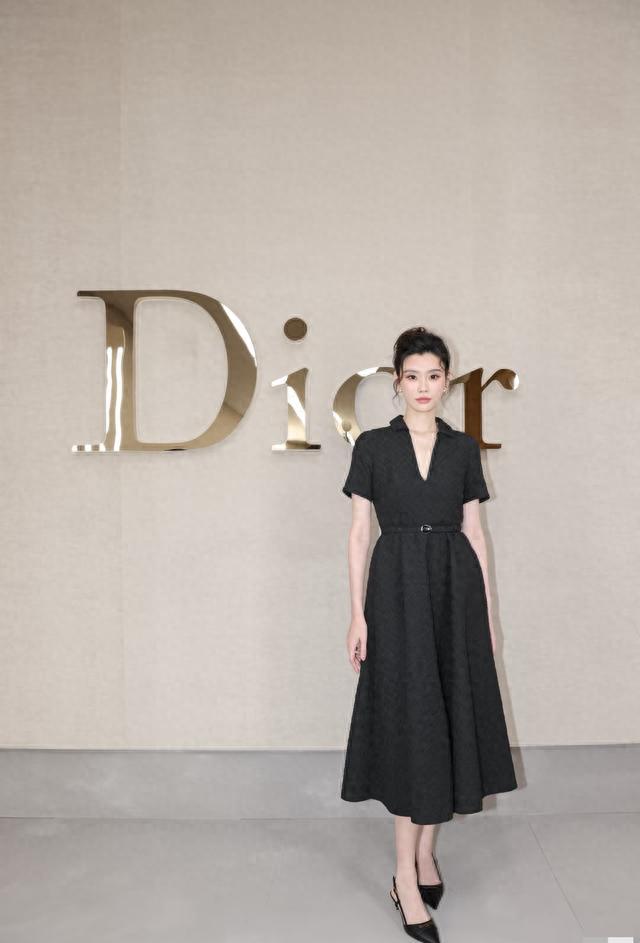 奚梦瑶更新巴黎美照，这下估计何猷君的屏保都要换冒烟！