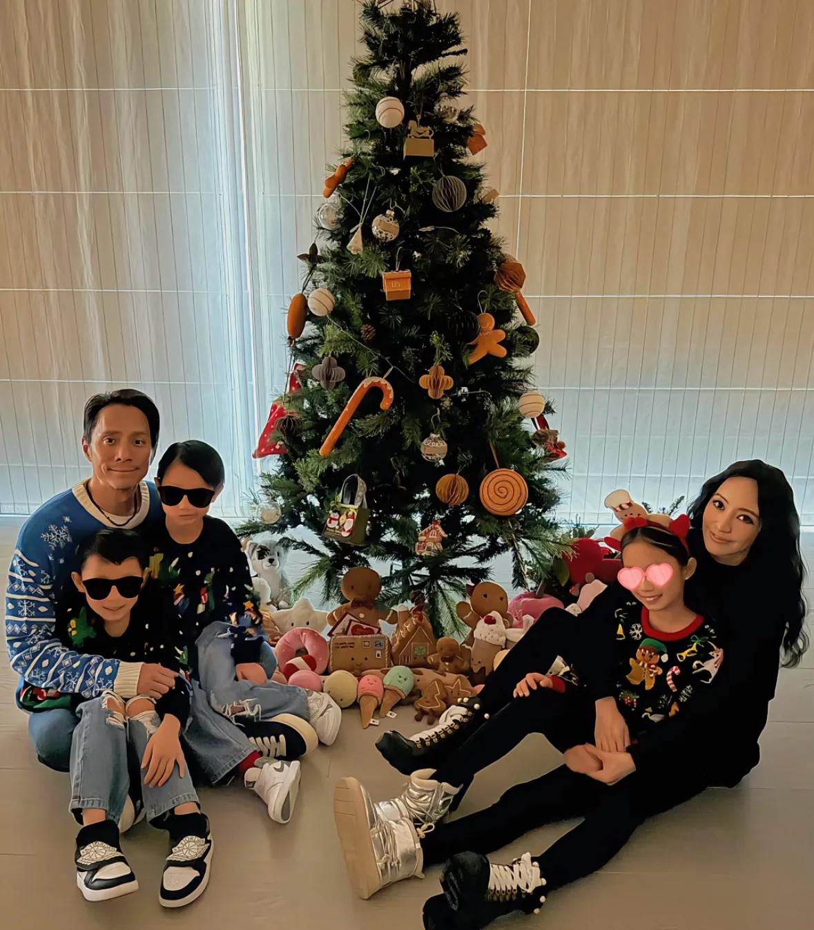 关颖晒圣诞全家照，她一头卷发时尚漂亮，老公瘦的像被吸干了精气
