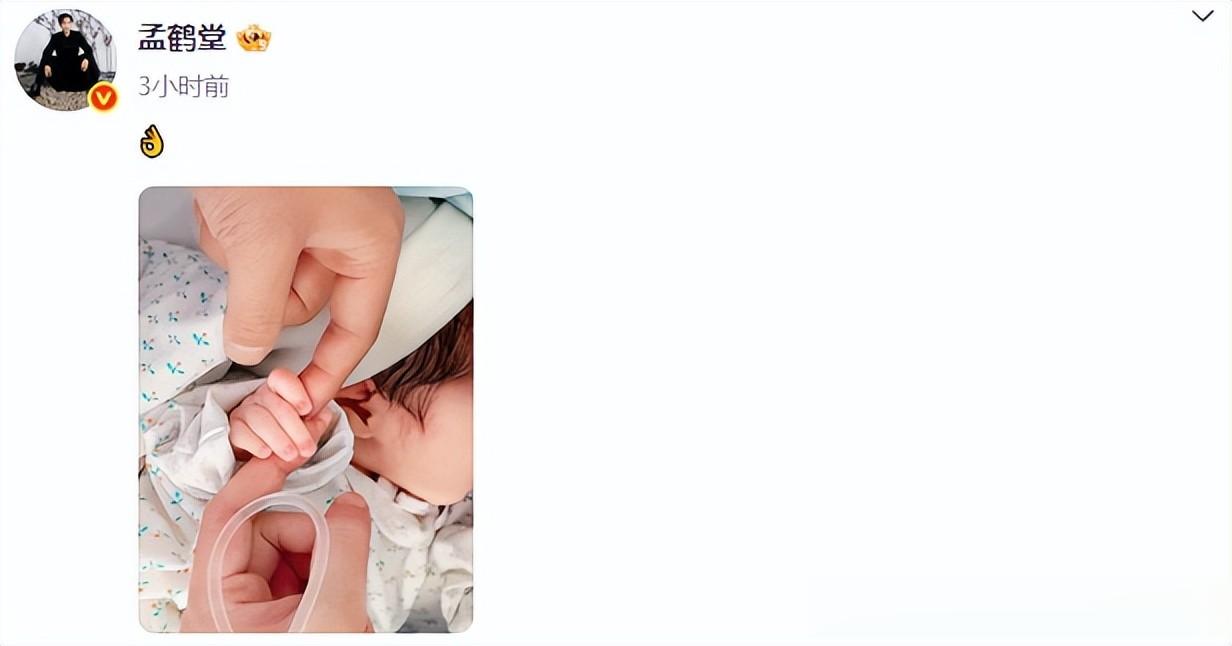 德云社孟鹤堂在家聚会,给妻子庆生,院内烤全羊,张鹤伦亲自上手