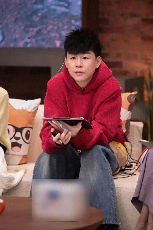 恋情实锤！胡彦斌亲吻易梦玲，相差16岁热恋照曝光，早有蛛丝马迹