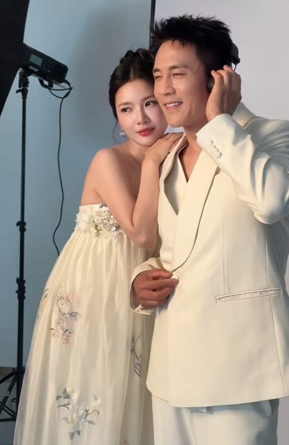 王灿晒夫妻合影秀恩爱!杜淳看娇妻眼神拉丝,网友:像第二个陈晓