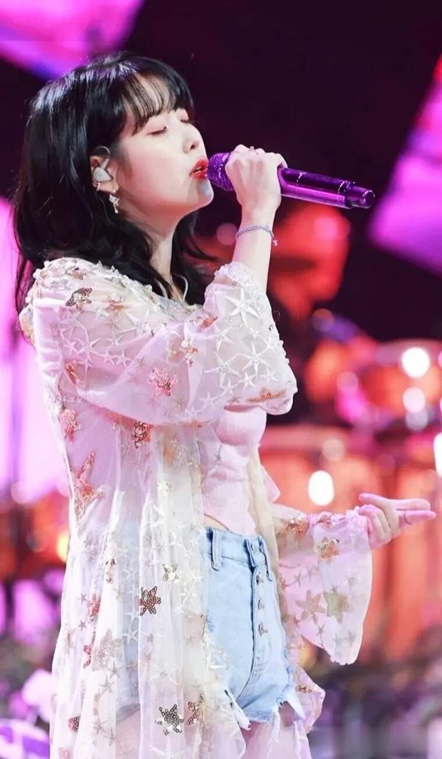 女神IU李知恩:娇小身材，绝美面容，深受韩国粉丝们的喜爱