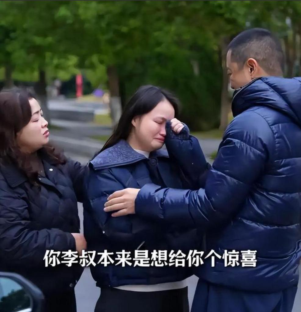 李亚鹏在四川见第四个女儿,身份公开:毕业于电子科大,相拥而泣