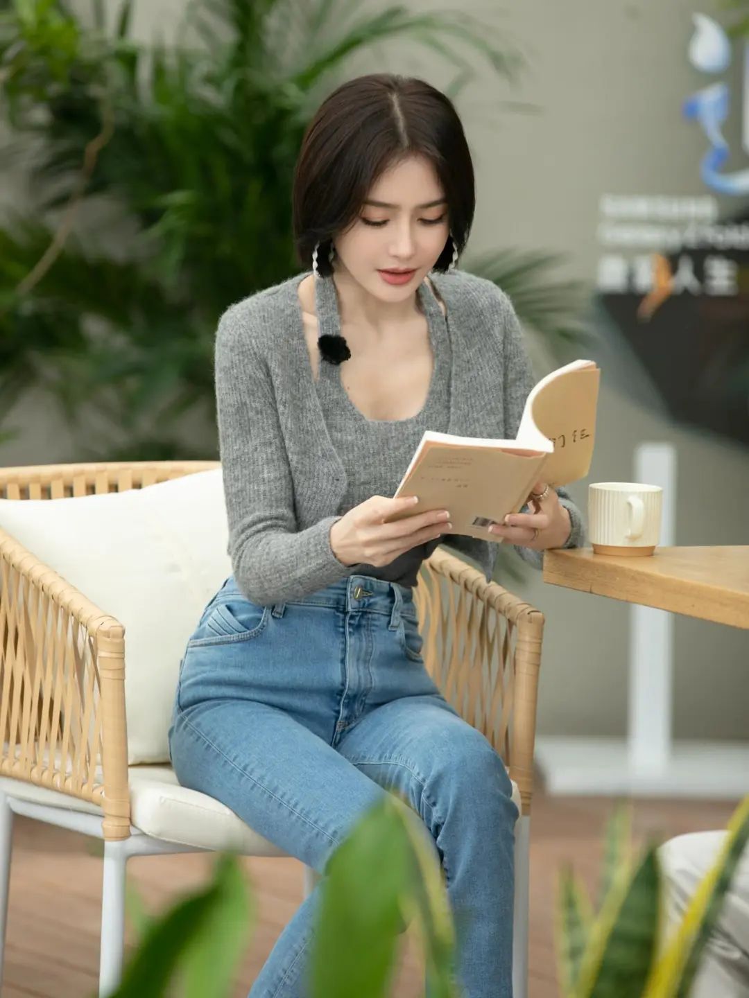 46岁秦岚有颜值有身材，好养眼