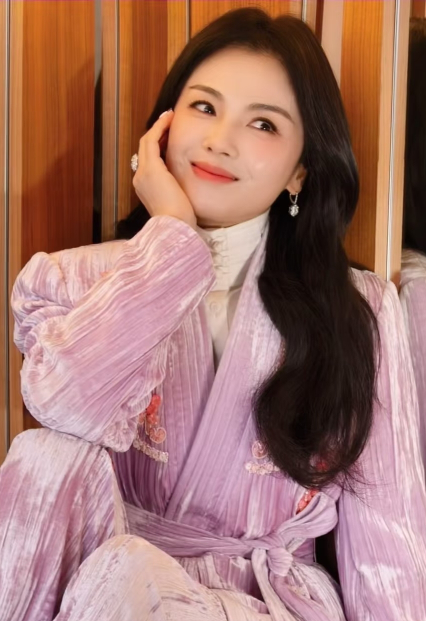 刘涛穿淡紫色新中式套装配微卷长发，美得好耀眼