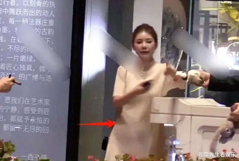 怀了?马筱梅小腹隆起明显,但又穿着高跟鞋,曾预告要宣布大事