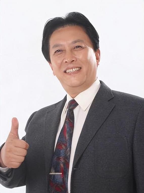 没想到,73岁唐国强受邀观礼阅兵刚一个月,竟再令所有人刮目相看