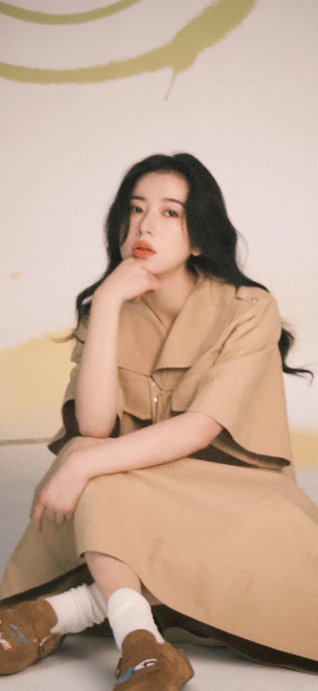 周雨彤松弛感满满壁纸