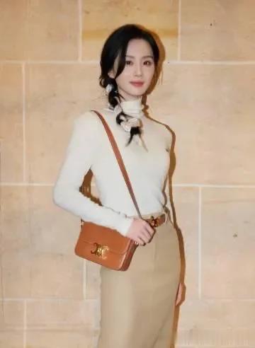 刘诗诗的气质真是出挑!穿白色高领衫+卡其色半裙,简约又高级!