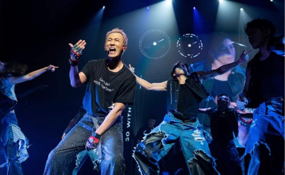 香港知名男歌手日本演唱会被搁置,曾被批演唱会跳舞过于擦边