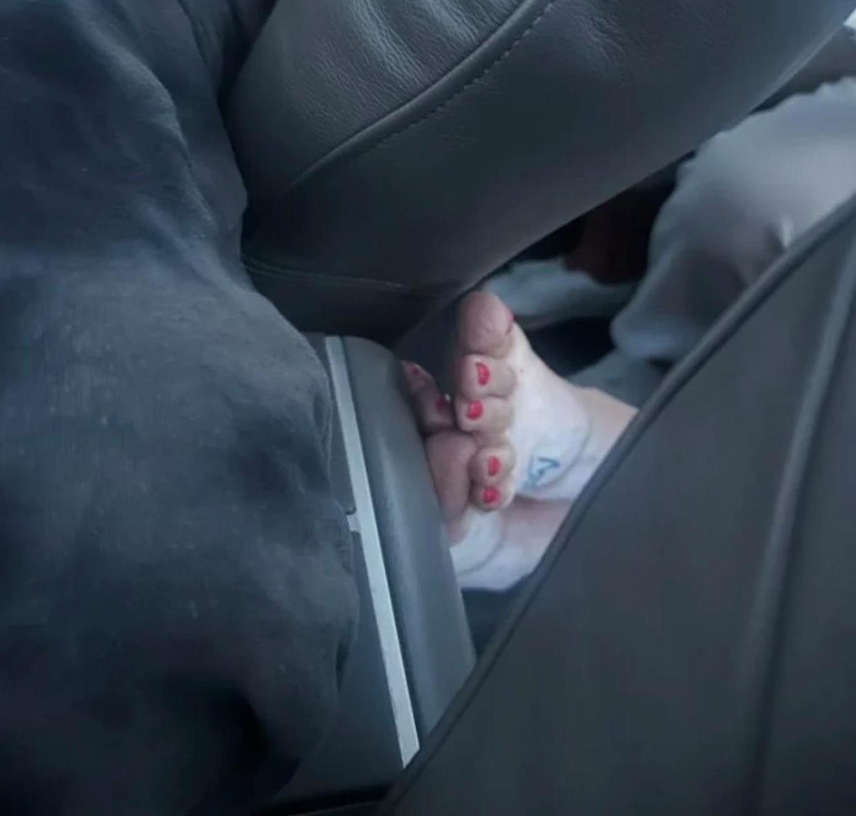 吴彦祖谴责光脚女乘客踩座椅，李一桐遭牵连，公共场合光脚引热议