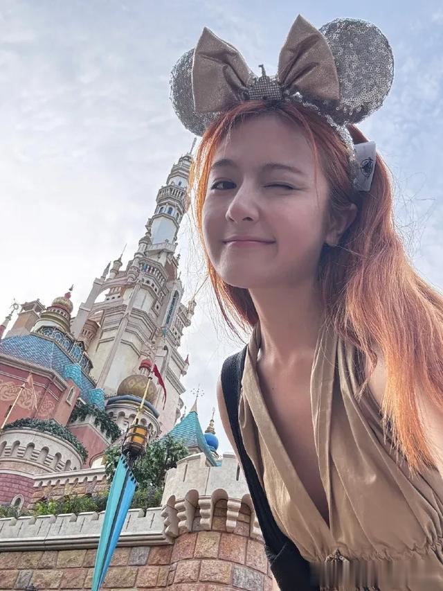 李兰迪晒迪士尼美照,穿露背上衣大秀好身材,笑容甜美似青春女大