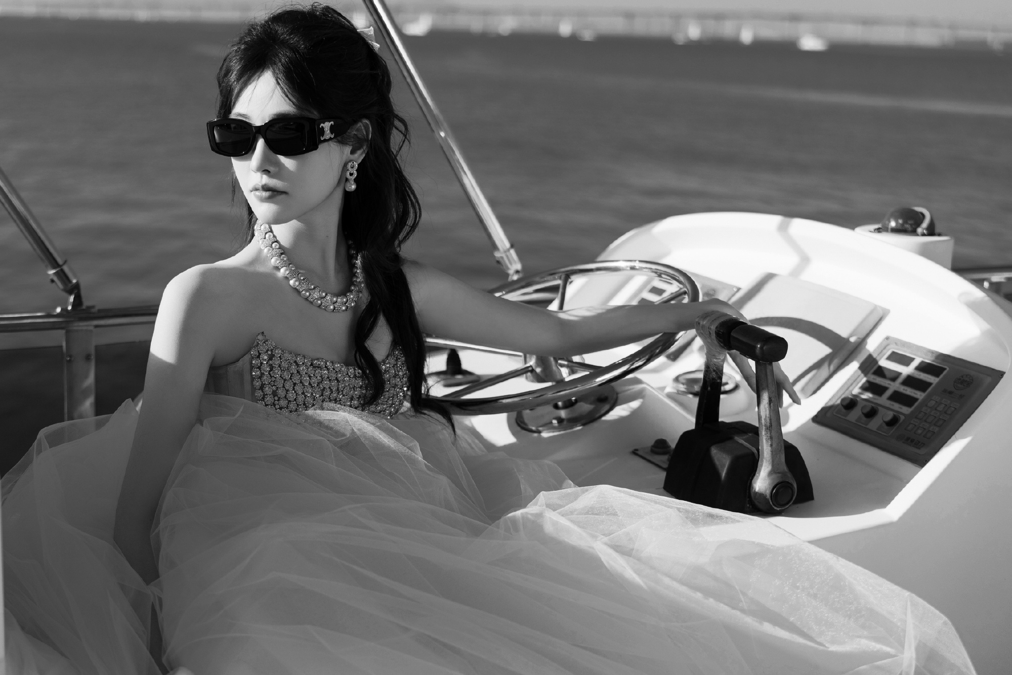 祝绪丹碧海白纱，感受藏在海风里的映光自在