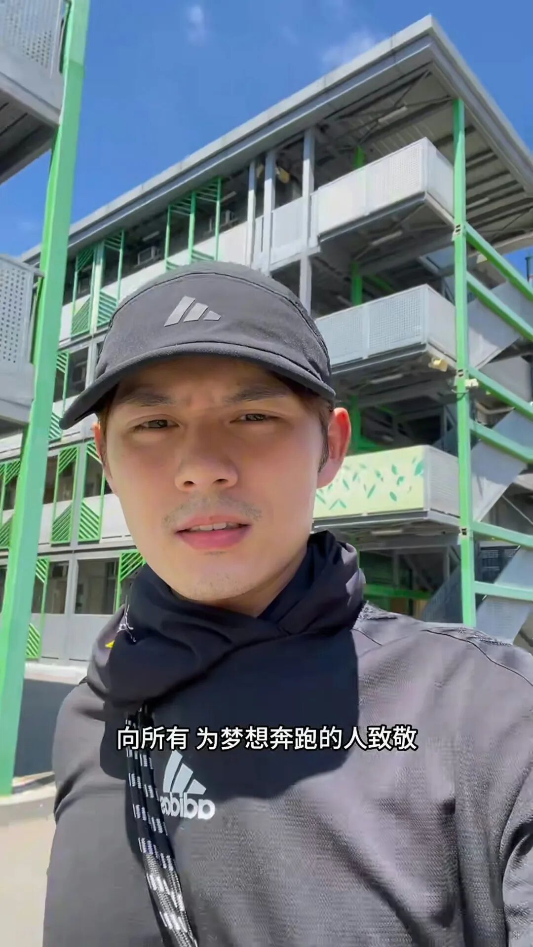 TVB绿叶男星自曝做搬运工赚外快，拍视频卖惨，不慎曝光复式大宅